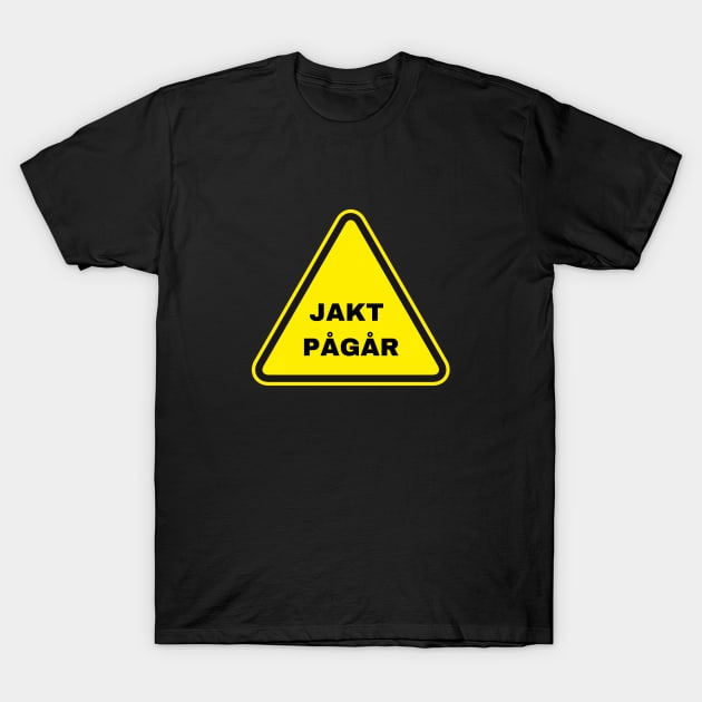 Jakt pågår T-Shirt by reesea